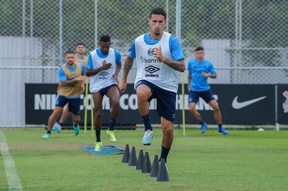 Grêmio realiza treinamentos no CT do Corinthians antes de viajar para Curitiba.