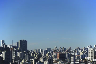 CAXIAS DO SUL, RS, BRASIL, 15/06/2022. Vista da cidade de Caxias do Sul a partir do mirante nos pavilhões da festa da uva, para ilustrar a crônica de João Pulita. As imagens fazem parte do conjunto de pautas "visões sobre a cidade", em comemoração ao aniversário de 132 de Caxias do Sul. (Bruno Todeschini/Agência RBS)<!-- NICAID(15124703) -->