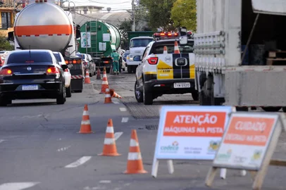 CAXIAS DO SUL, RS, BRASIL, 23/06/2020 - Codeca realiza melhorias no asfalto da Perimetral norte, entre a Moreira Cesar e a Ludovico Cavinato. (Marcelo Casagrande/Agência RBS)<!-- NICAID(14529105) -->