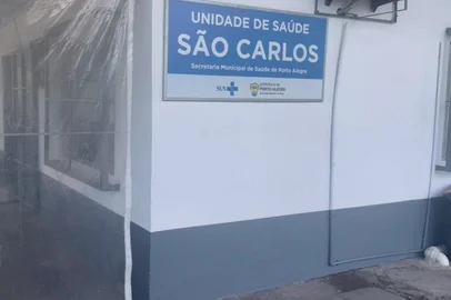 A rede Divina Providência, responsável pela gestão de 36 unidades de saúde em Porto Alegre, está recebendo uma advertência formal da Secretaria Municipal da Saúde (SMS) por não garantir o fornecimento de insumos médicos essenciais. Entre os materiais em falta estão frascos de alimentação, sondas, seringas e curativos. Entre elas está a Unidade de Saúde São Carlos, na zona leste da Capital.<!-- NICAID(16180512) -->