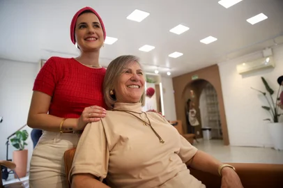 Hospital São Lucas da PUCRS, Oncoclínicas e Salão Jungle acolhem pacientes oncológicas do SUS com ações de beleza e autoestima.Isabel Vargas (sentada) é paciente e deu seu depoimento a GZH.<!-- NICAID(15884975) -->