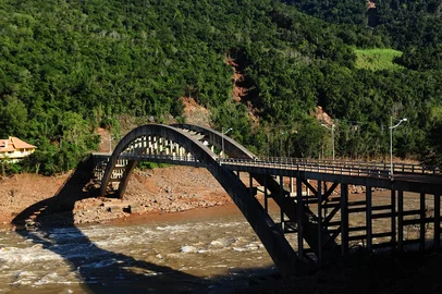 BENTO GONÇALVES, RS, BRASIL, 21/05/2024. BR-470 entre Bento Gonçalves e Veranópolis não tem estimativa de ser liberada para tráfego. Percorremos cerca de 10 quilometros, da vinícola Cainelli (km 203) até a ponte Ernesto Dornelles (km 193).  O trecho foi atingido por vários deslizamentos nas chuvas do início de Maio. (Porthus Junior/Agência RBS)Indexador:                                 <!-- NICAID(15769700) -->