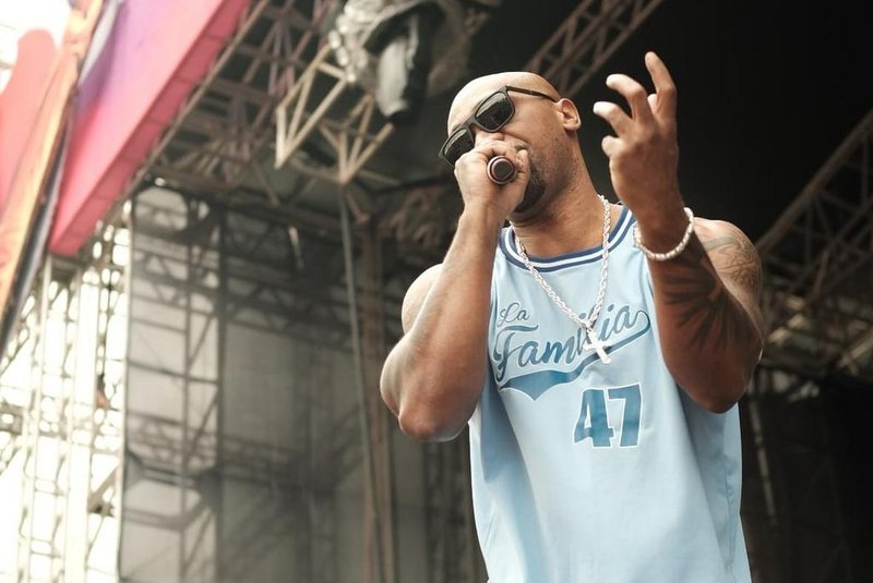 Artistas colocam público para cantar e dançar no segundo dia do Rap in Cena. Na foto, MV Bill .  Foto: Josemar Afrovulto / Divulgação<!-- NICAID(15236669) -->