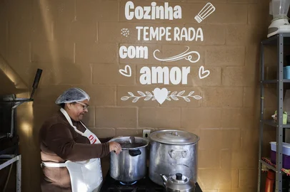 CAXIAS DO SUL, RS, BRASIL. 10-07-2025. Cozinha Solidária Cidadania e Fé funciona desde a pandemia no bairro Charqueadas, em Caxias do Sul. A aposentada, Maria De Fátima Dias Borges, 69 anos, já faz parte da Cozinha Cidadania e Fé há três anos. Indexador: Bruno Todeschini<!-- NICAID(16077711) -->