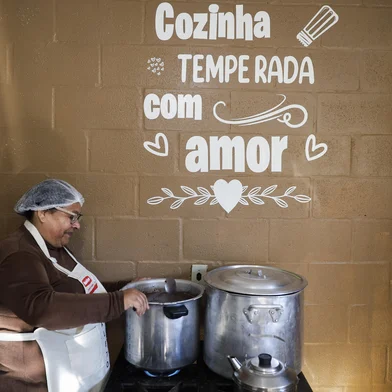 CAXIAS DO SUL, RS, BRASIL. 10-07-2025. Cozinha Solidária Cidadania e Fé funciona desde a pandemia no bairro Charqueadas, em Caxias do Sul. A aposentada, Maria De Fátima Dias Borges, 69 anos, já faz parte da Cozinha Cidadania e Fé há três anos. Indexador: Bruno Todeschini<!-- NICAID(16077711) -->