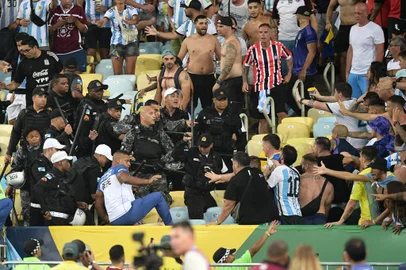 Fans of Argentina clash with Brazilian police before the start of the 2026 FIFA World Cup South American qualification football match between Brazil and Argentina at Maracana Stadium in Rio de Janeiro, Brazil, on November 21, 2023. (Photo by CARL DE SOUZA / AFP)Editoria: SPOLocal: Rio de JaneiroIndexador: CARL DE SOUZASecao: soccerFonte: AFPFotógrafo: STF<!-- NICAID(15604945) -->