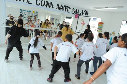 Evento gratuito será dia 24, às 17h, no Bairro Planalto, com apresentações de dança e atividades lazer e serviços ao público.Depois de seis meses de atividades o Projeto Arte na Quebrada 2 realiza dia 24 de novembro (domingo), a partir das 17h, na Praça do Bairro Planalto, em frente à antiga fábrica da Marcopolo, sua mostra de encerramento. Neste dia o público poderá conferir o resultado de das atividades com estudantes de ensino fundamental e médio que frequentaram aulas ballet, dança contemporânea e danças urbanas. Além disso, o projeto incluiu aulas de dança de salão para os adultos, alongamento e dança contemporânea para frequentadores da Apadev. As atividades foram realizadas com recursos da Lei Paulo Gustavo no Espaço Cultural Akácio Camargo<!-- NICAID(15916096) -->