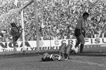O "gol do salto"FINAL - Gre-Nal – Campeonato Gaúcho de 1977.Grêmio 1 x 0 InterGrêmio Campeão Gaúcho de 1977.Depois de oito anos, o Grêmio, ao vencer o Inter por 1 a0, no dia 25/09/1977, no Olímpico, sagrou-se campeão gaúcho. André Catimba, aos 42 minutos do primeiro tempo, fez o gol. Na comemoração, “o gol do salto”, acabou se machucado.Um tumulto no fim do Gre-Nal antecipou o término da partida.Árbitro:  Luiz Torres (levou uma voadora nas costas).Tocida:  torcedores exaltados pularam o fosso e invadiram o campo.-#ENVELOPE: 122820<!-- NICAID(13160706) -->