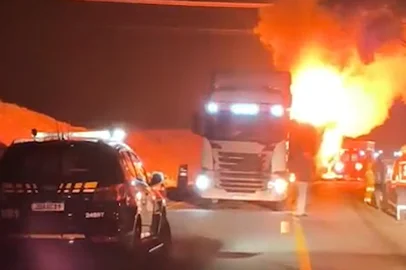 Caminhões pegam fogo após acidente na BR-386