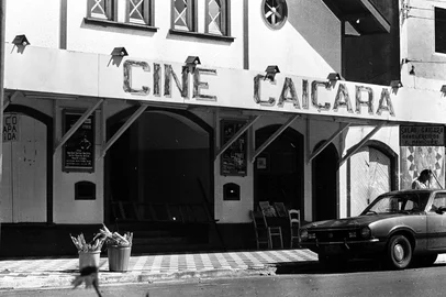 Fachada do Cine Caiçara, em Tramandaí, no ano de 1976.#envelope: 118349<!-- NICAID(9030065) -->