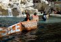 Água da Fontana di Trevi é tingida de preto em protesto na Itália