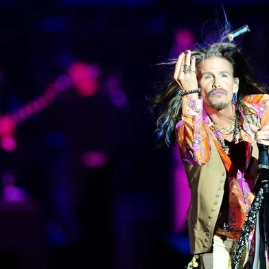 PORTO ALEGRE, RS, BRASIL - Seis anos depois de sua estreia em Porto Alegre, o Aerosmith está de volta. Nesta terça, Steven Tyler (foto), Joe Perry, Brad Whitford, Tom Hamilton e Joey Kramer tocam para cerca de 12 mil pessoas que praticamente esgotaram os ingressos disponíveis menos de 48 horas depois do início das vendas e provavelmente prolongaram ainda mais a carreira de uma das bandas seminais do rock'n'roll.<!-- NICAID(12496523) -->