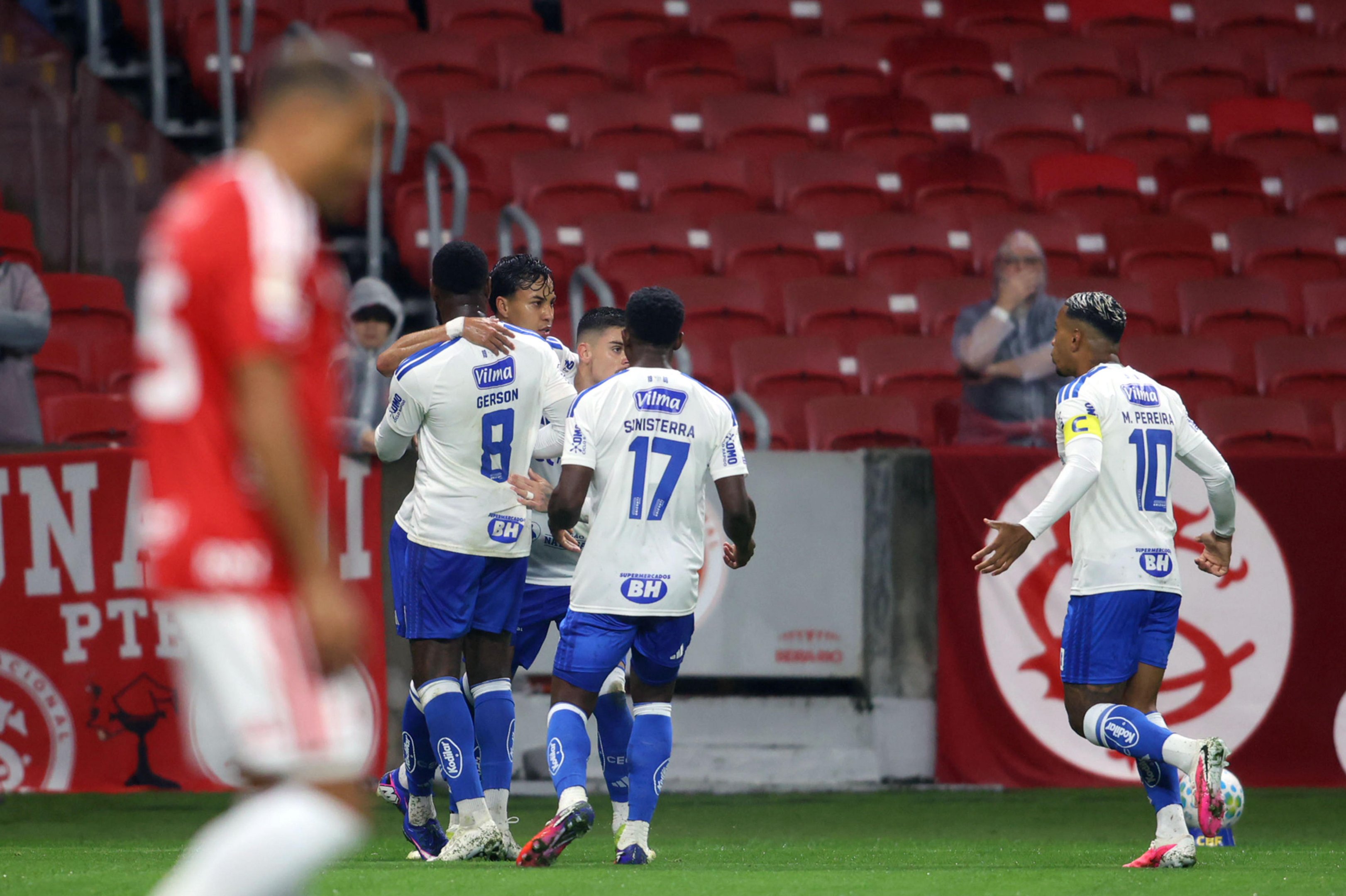 Inter é derrotado em casa pelo Cruzeiro e agrava crise no Brasileirão