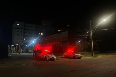 Homem é morto a tiros em quadra de esportes na zona norte de Porto Alegre. Isadora Aires/RBS TV<!-- NICAID(15513664) -->