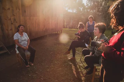 Chegou o momento de as histórias de avós e o patrimônio cultural existente nas margens do Rio Pelotas chegarem às telas. Uma das principais entregas do projeto Entre Rios, a minissérie que tem o objetivo de preservar, valorizar e ampliar o alcance dos fazeres e saberes de mulheres dessa região, terá um evento de lançamento em Caxias do Sul no dia 29 de abril, a partir das 19h40min, no auditório do Bloco H da Universidade de Caxias do Sul (UCS). Idealizado por Franciele de Oliveira, uma caxiense com raízes nas margens do rio, assim como tantos filhos de migrantes do Campos de Cima da Serra, o projeto é realizado com recursos da Lei complementar nº 195/2022 - Edital SEDAC/LPG nº11/2023.<!-- NICAID(16025418) -->