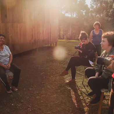 Chegou o momento de as histórias de avós e o patrimônio cultural existente nas margens do Rio Pelotas chegarem às telas. Uma das principais entregas do projeto Entre Rios, a minissérie que tem o objetivo de preservar, valorizar e ampliar o alcance dos fazeres e saberes de mulheres dessa região, terá um evento de lançamento em Caxias do Sul no dia 29 de abril, a partir das 19h40min, no auditório do Bloco H da Universidade de Caxias do Sul (UCS). Idealizado por Franciele de Oliveira, uma caxiense com raízes nas margens do rio, assim como tantos filhos de migrantes do Campos de Cima da Serra, o projeto é realizado com recursos da Lei complementar nº 195/2022 - Edital SEDAC/LPG nº11/2023.<!-- NICAID(16025418) -->