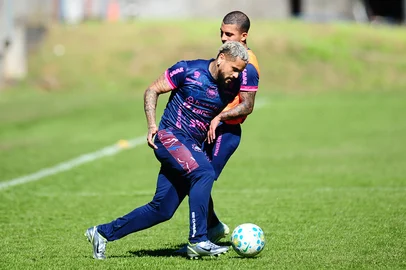 CAXIAS DO SUL, RS, BRASIL, 16/07/2026.  Treino do Caxias no CT Baixada Rubra Vanderlei Bersaghi. A SER Caxias está disputando a série C do Campeonato Brasileiro. Na foto, lateral esquerdo Roberto. (Porthus Junior/Agência RBS)Indexador: Neimar De Cesero<!-- NICAID(16328254) -->
