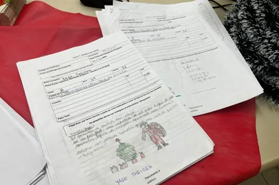 Passo Fundo tem 140 cartinhas aguardando adoção via Papai Noel dos Correios<!-- NICAID(16179218) -->