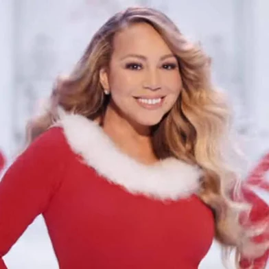 Mariah Carey lança novo clipe de "All I Want For Christmas Is You"<!-- NICAID(14366281) -->