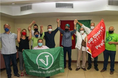 O Partido Verde do Rio Grande do Sul anunciou nesta sexta-feira (11) que apoia a pré-candidatura do deputado Edegar Pretto ao governo gaúcho. O PV é a primeira sigla a oficializar apoio ao petista na disputa ao Piratini. O ato de formalização ocorreu no Hotel Embaixador, no Centro de Porto Alegre.
