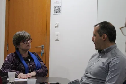 Reunião sobre campanha salarial do Sindiserv entre a presidente Silvana Piroli e o secretário de Recursos Hukanos, Ronaldo Boniatti.<!-- NICAID(15589546) -->