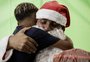 Papai Noel entrega presentes e afeto e recebe carinho das crianças na Fundação Pão dos Pobres