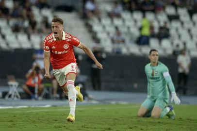 BOTAFOGO E INTERNACIONAL CAMPEONATO BRASILEIRO - SÉRIE ARJ - BOTAFOGO-INTERNACIONAL-CAMPEONATO-BRASILEIRO-SÉRIE-A - ESPORTES - O jogador Braian Romero do Internacional comemora gol  durante Partida entre Botafogo e Internacional, válido pelo Campeonato Brasileiro 2022 - Série A, realizado no estádio Nilton Santos , Rio de Janeiro, RJ, neste Domingo (16). 16/10/2022 - Foto: DHAVID NORMANDO/FUTURA PRESS/FUTURA PRESS/ESTADÃO CONTEÚDOEditoria: ESPORTESLocal: RIO DE JANEIROIndexador: DHAVID NORMANDOFotógrafo: FUTURA PRESS<!-- NICAID(15236851) -->