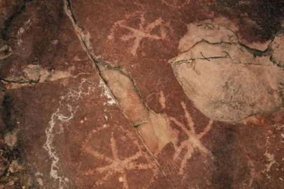 Único sítio do mundo com pegadas de dinossauro e arte rupestre<!-- NICAID(15732983) -->