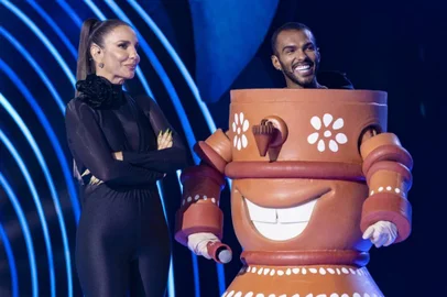 Chegando em sua reta final, neste domingo (5) o The Masked Singer Brasil voltou com seu combates duplos. E como um participante precisa sair para que o jogo prossiga, foi a vez do Filtro de Barro deixar a competição. Ao ser desmascarado,  foi revelado que o responsável por dar vida ao carismático personagem era o ex-jogador de futebol e comentarista Richarlyson.<!-- NICAID(15367023) -->