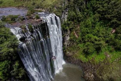 CAXIAS DO SUL, RS, BRASIL, 26/10/2023. Cascata Da Sepultura, mesa suspensa. (Neimar De Cesero/Agência RBS)<!-- NICAID(15580062) -->
