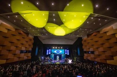 Rebeca Andrade, da ginástica artística, e Isaquias Queiroz, da canoagem, foram os vencedores do 22° Prêmio Brasil Olímpico, que foi entregue nesta terça-feira (7) pelo Comitê Olímpico Brasileiro (COB) no luxuoso Teatro Tobias Barreto, em Aracaju, Sergipe. Foi a primeira vez na história que a cerimônia ocorreu no Nordeste, região que trouxe quatro dos sete ouros conquistados pelo país em Tóquio. A gaúcha Fernanda Garay venceu os prêmios de melhor do vôlei do ano e de atleta de galera, através de votação no site do COB.Local: AracajuIndexador: Jonne RorizFotógrafo: JONNE RORIZ<!-- NICAID(14962235) -->