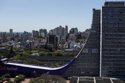 PORTO ALEGRE, RS, BRASIL, 25-09-2025: Sandro Dias bate o recorde mundial na rampa montada pela Red Bull no CAFF na altura de 65 metros. Foto Renan Mattos /Agência RBS<!-- NICAID(16132510) -->