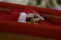 22 de abril de 2025EDITORS NOTE: Graphic content / This photo taken on April 21, 2025 and handout on April 22, 2025 by The Vatican Media shows Pope Francis in his open coffin during the rite of the Confirmation of the Death of the Pontiff at the Chapel of Santa Marta in The Vatican. (Photo by Handout / VATICAN MEDIA / AFP) / RESTRICTED TO EDITORIAL USE - MANDATORY CREDIT "AFP PHOTO / VATICAN MEDIA" - NO MARKETING - NO ADVERTISING CAMPAIGNS - DISTRIBUTED AS A SERVICE TO CLIENTS<!-- NICAID(16021400) -->