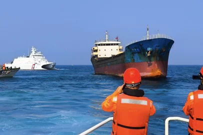 This handout photo taken and released on February 25, 2025 by the Taiwan Coast Guard shows the detained Togolese-registered ship "Hongtai" in Penghu. Taiwan detained a Chinese-crewed cargo ship on February 25 after a subsea telecoms cable was severed off the island, the coast guard said. (Photo by Handout / TAIWAN COAST GUARD / AFP) / RESTRICTED TO EDITORIAL USE - MANDATORY CREDIT "AFP PHOTO / TAIWAN COAST GUARD" - NO MARKETING NO ADVERTISING CAMPAIGNS - DISTRIBUTED AS A SERVICE TO CLIENTSEditoria: POLLocal: Penghu IslandsIndexador: HANDOUTSecao: telecommunication equipmentFonte: TAIWAN COAST GUARDFotógrafo: Handout<!-- NICAID(15983350) -->