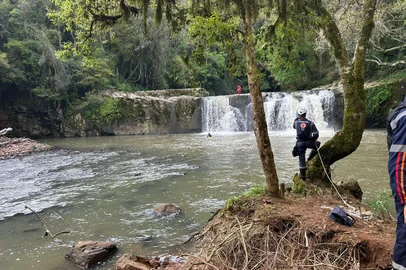 Um jovem, de 18 anos, morreu afogado em uma cachoeira no interior de Carlos Barbosa, na tarde deste domingo (5). <!-- NICAID(16139755) -->