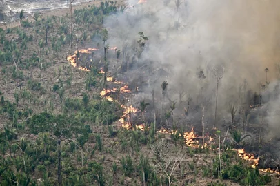 Aerial view of an area of Amazon rainforest deforested by illegal fire in the municipality of Labrea, Amazonas State, Brazil on August 20, 2024. . Residents of Porto Velho in the Brazilian Amazon have barely seen sunlight in days as a thick cloud of smoke from forest fires envelops their city. (Photo by EVARISTO SA / AFP)Editoria: ENVLocal: LábreaIndexador: EVARISTO SASecao: fireFonte: AFPFotógrafo: STF<!-- NICAID(15845856) -->