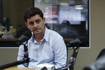 Jeff Botega / Agencia RBS PORTO ALEGRE, RS, BRASIL, 13-11-2025: Marcelo Caumo, ex-prefeito de Lajeado e atual secretário estadual do Desenvolvimento Urbano e Metropolitano concede entrevista ao Programa Atualidade da Gaúcha. Foto: Jeff Botega/Agência RBS<!-- NICAID(16166381) -->