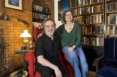 Pedro e Fernanda Verissimo, filhos de Luis Fernando Verissimo e netos de Erico Verissimo. Foto feita durante a gravação do Paralelas Podcast, da Juliana Bublitz, na casa da família em Porto Alegre, mais precisamente no escritório que pertenceu a Erico.<!-- NICAID(16189503) -->