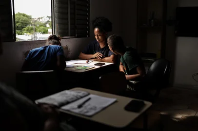 PORTO ALEGRE, RS, BRASIL, 19-01-2026: A Associação de Moradores Força Maior da Pedreira está com os estoques de materiais escolares zerados. Além de fazer a doação dos materiais, a entidade também oferece aulas de reforço a crianças e alfabetização de adultos e idosos. A Estudante de Pedagogia: Alexia Magalhães, 25 anos orienta alunos durante as aulas. Foto: Renan Mattos / Agência RBS<!-- NICAID(16206906) -->