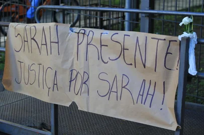 PORTO ALEGRE, RS, BRASIL - 25/01/2024 - Estudante assassinada a tiros é velada na faculdade de Arquitetura da UFRGS - Sarah Silva Domingues, 28 anos, morreu baleada na noite de terça-feira, enquanto fazia pesquisa de campo para o TCC; segundo a polícia, ela não era alvo do ataque, que ainda vitimou homem de 53 anos. FOTO: RONALDO BERNARDI, AGÊNCIA RBS<!-- NICAID(15659863) -->
