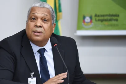 Foto: Vinicius Reis | Agência ALRSLegenda: Comissão de Segurança e Serviços Públicos faz arguição pública de Afonso dos Santos Senna, indicado pelo governador para compor o Conselho Superior da Agergs.