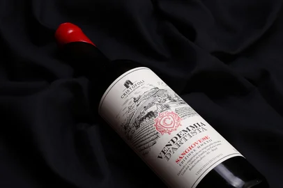 Da Sangiovese, uva autóctone italiana, já nasceram quatro rótulos na vinícola Cristofoli. Os vinhos são resultado de quatro colheitas no mesmo ano, em datas diferentes, e o mais recente é o Cristofoli Vendemmia D'Artista Safra 2022. São apenas 300 garrafas com as frutas colhidas em março daquele ano.<!-- NICAID(16052861) -->