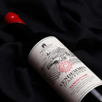 Da Sangiovese, uva autóctone italiana, já nasceram quatro rótulos na vinícola Cristofoli. Os vinhos são resultado de quatro colheitas no mesmo ano, em datas diferentes, e o mais recente é o Cristofoli Vendemmia D'Artista Safra 2022. São apenas 300 garrafas com as frutas colhidas em março daquele ano.<!-- NICAID(16052861) -->