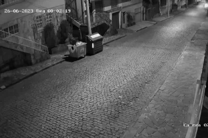 Vídeo: homem flagrado incendiando contêineres de lixo tem prisão preventiva solicitada pela polícia em Caxias.// No vídeo, o homem aparece caminhando pela calçada em uma das ruas do bairro Marechal Floriano, por volta de 00h02min// Ele caminha tranquilamente, se aproxima de um contêiner de lixo amarelo, destinado aos resíduos seletivos, e coloca fogo no material que está dentro do recipiente.// O homem aguarda um momento, e se afasta, depois de um tempo ele olha para trás como se fosse para se certificar que o contêiner realmente está pegando fogo.//  A investigação aponta que ele é o responsável pela destruição do contêineres que aparece nas imagens e de outros quatro na mesma madrugada, no bairro Marechal Floriano./////<!-- NICAID(15502172) -->