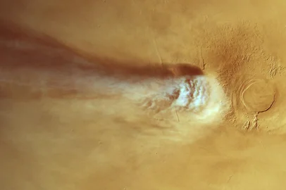 Esta imagem da sonda Mars Express, da Agência Espacial Europeia, mostra a Nuvem Alongada de Arsia Mons: a nuvem visualmente mais impressionante do Planeta Vermelho.<!-- NICAID(16384741) -->