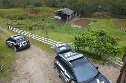 Oito homens suspeitos de integrarem célula neonazista são presos em Santa Catarina<!-- NICAID(15265564) -->