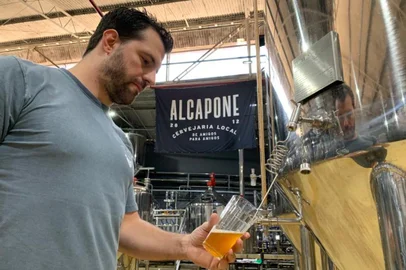 Cervejaria artesanal Al Capone na região do 4º Distrito, em Porto Alegre. Na foto, o sócio Andrews Calcagnotto<!-- NICAID(15648960) -->