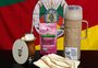 Casal doa kits de chimarrão para desabrigados 