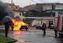 Carro tem problema mecânico e pega fogo em Porto Alegre