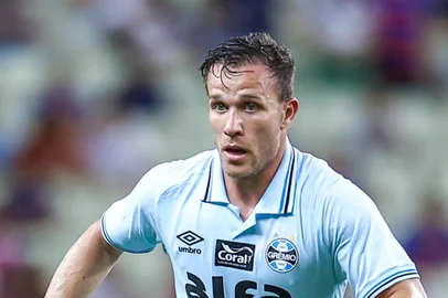 Lucas Uebel / Grêmio / Divulgação RS - FUTEBOL/CAMPEONATO BRASILEIRO 2025/GREMIO X FORTALEZA - ESPORTES - Lance da partida entre Gremio e Fortaleza disputada na noite deste domingo, na Arena Castelao, em Fortaleza, em partida valida pela Campeonato Brasileiro 2025. FOTO: LUCAS UEBEL/GREMIO FBPA<!-- NICAID(16164477) -->